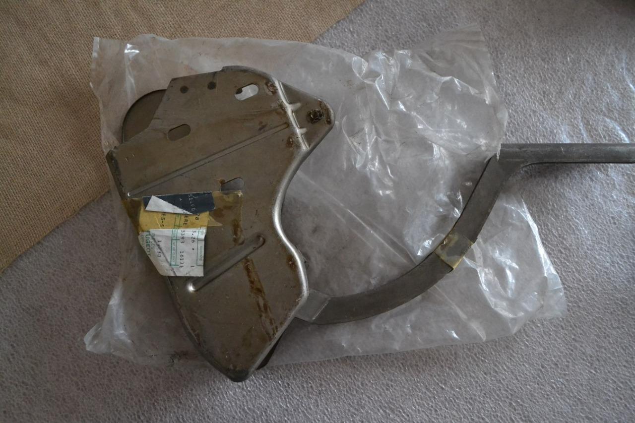 Charnière coffre G PEUGEOT 504 Berline, neuve LesAnciennes.com