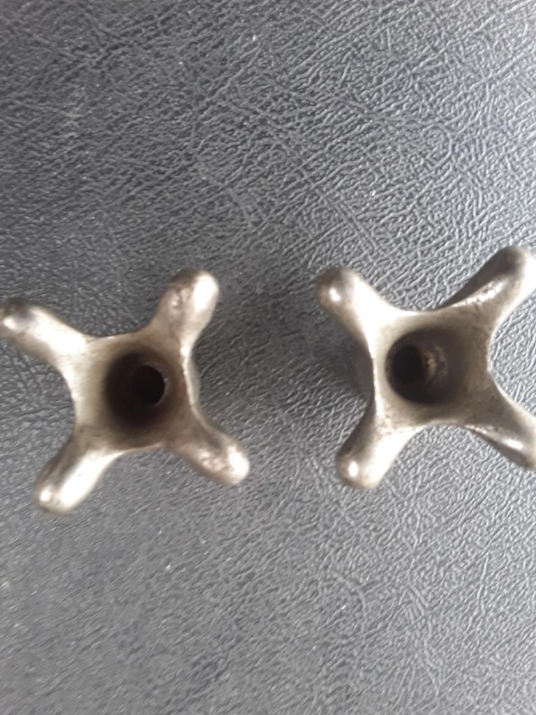 Écrous de serrage de capote de C4 Torpedo de luxe LesAnciennes.com