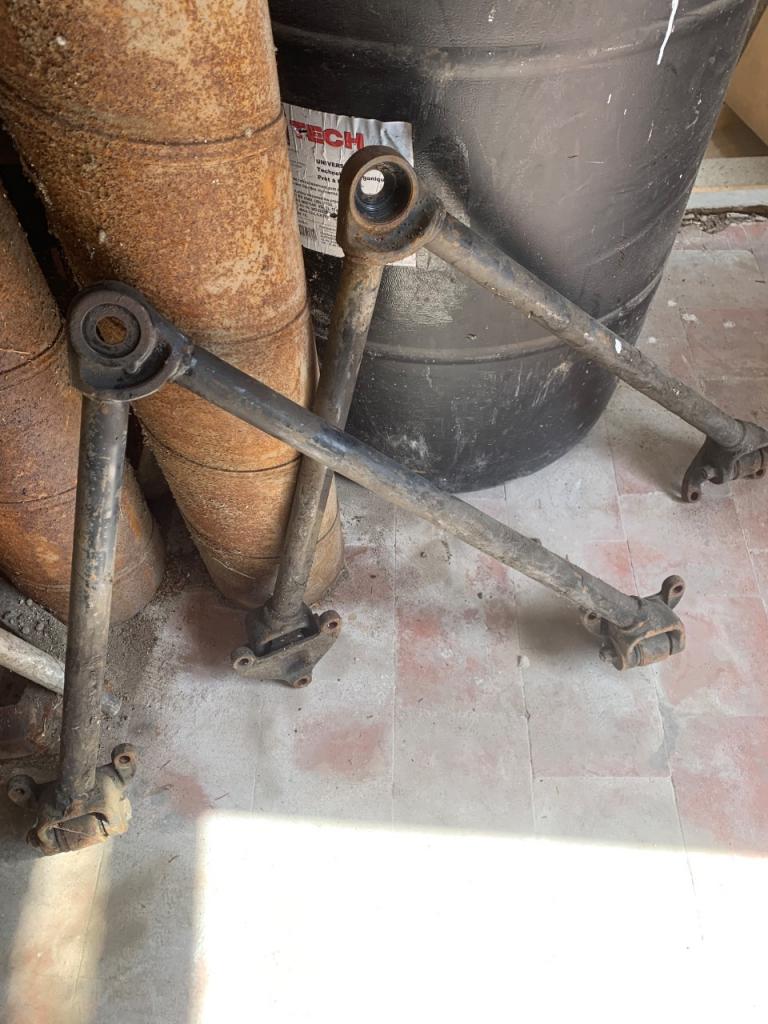 Bras de suspension inférieur J9 LesAnciennes.com