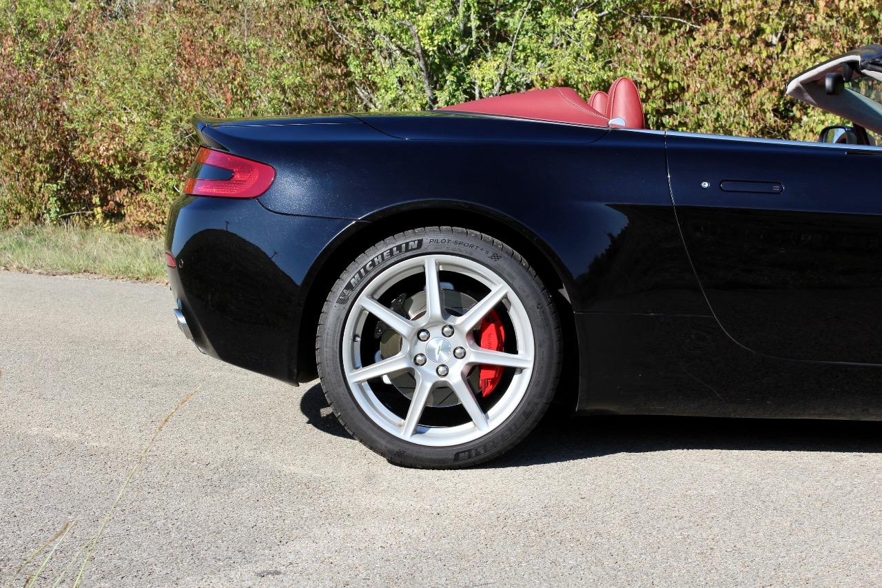 ASTON MARTIN V8 Vantage Roadster 4.3 LesAnciennes.com