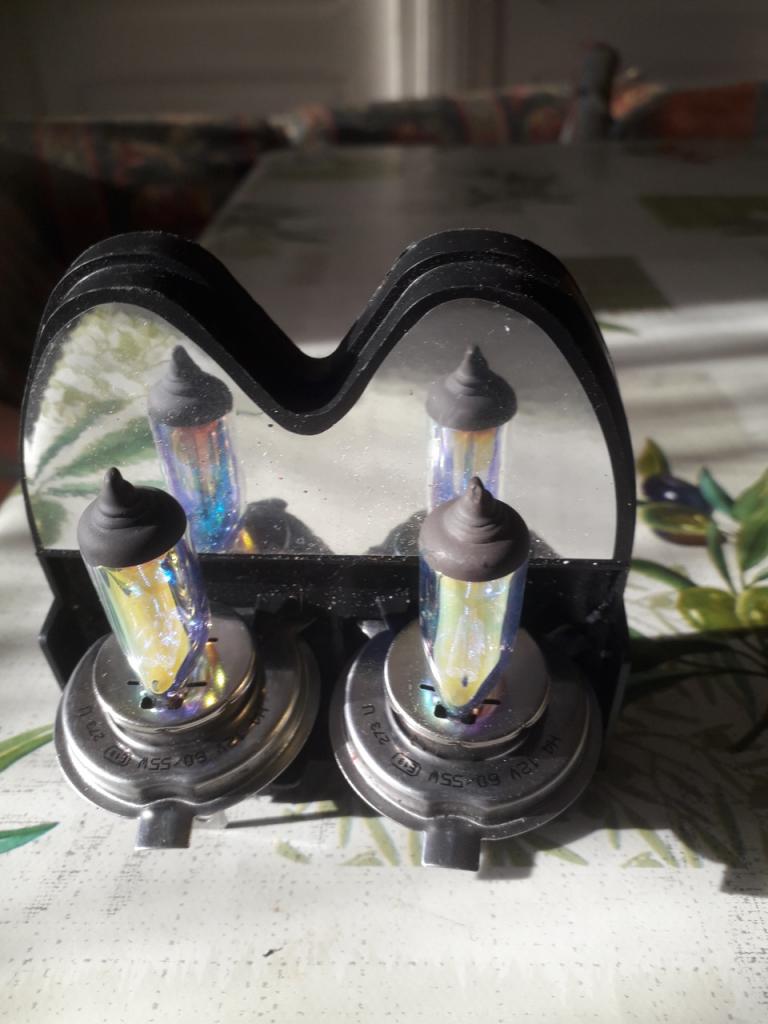 Ampoules bleue H4, 12volts,15e LesAnciennes.com