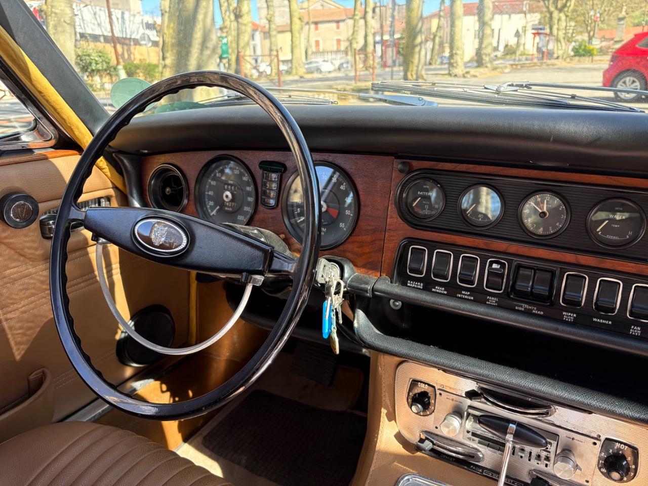 JAGUAR XJ6 Series 1 SWB 4.2 - 1973 LesAnciennes.com