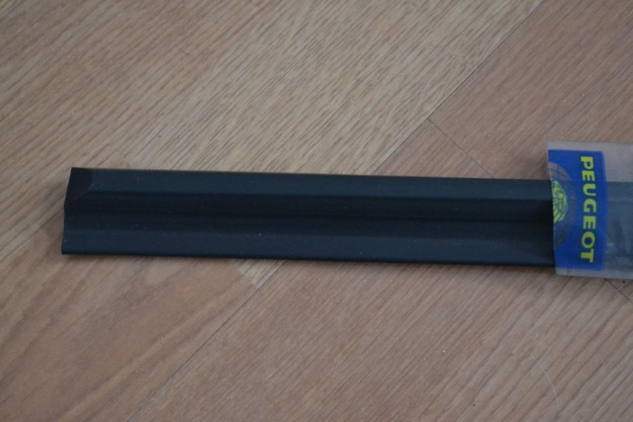 Baguette d'aile AR G PEUGEOT 305 break LesAnciennes.com