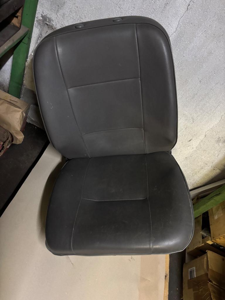 Siège & Banquette Peugeot J9 TBE LesAnciennes.com