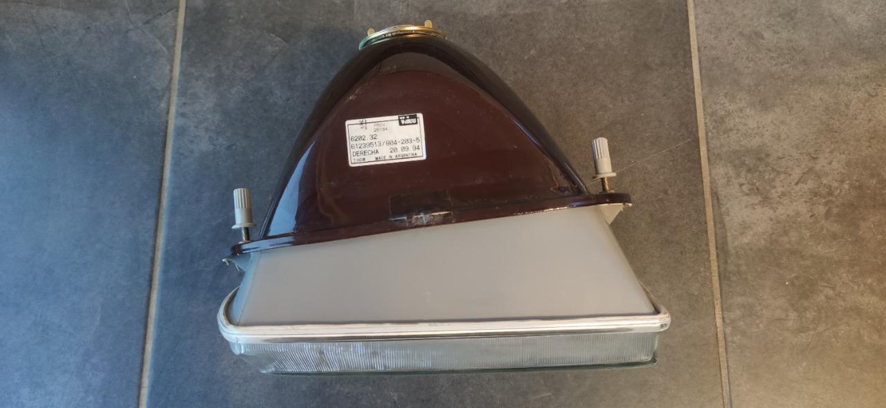 Phare droit CIBIE PEUGEOT 504 berline et break LesAnciennes.com