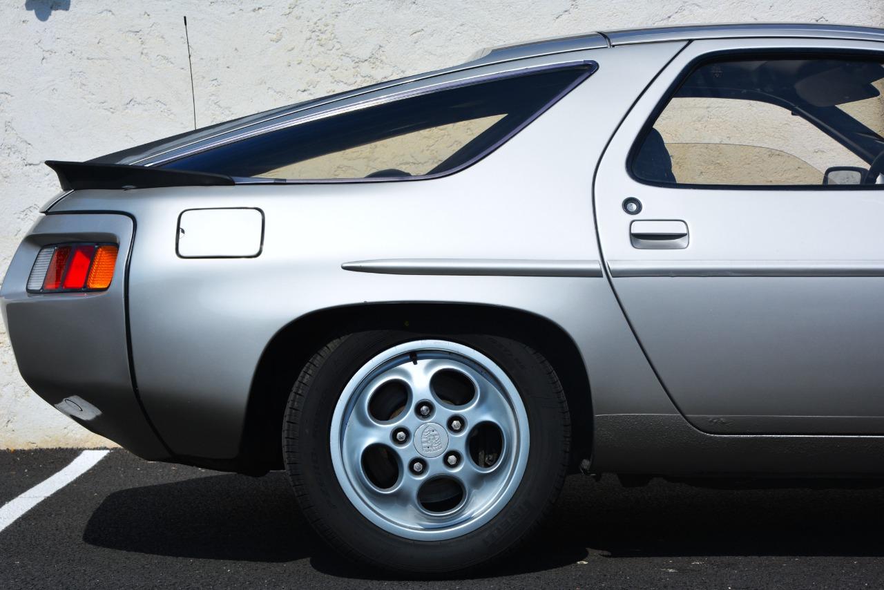 PORSCHE 928 - 1980 LesAnciennes.com