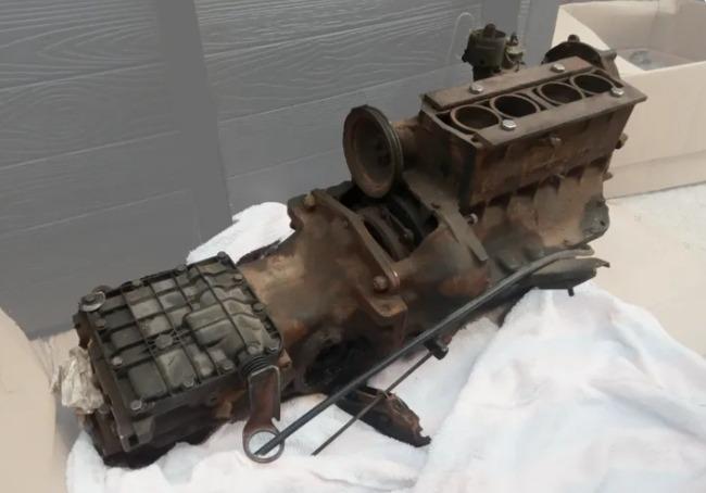 Lot de pièces RENAULT 4 (R4) Billancourt LesAnciennes.com