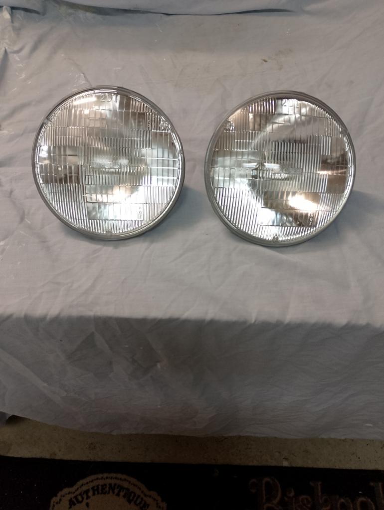 Paire de phares neufs MGB LesAnciennes.com