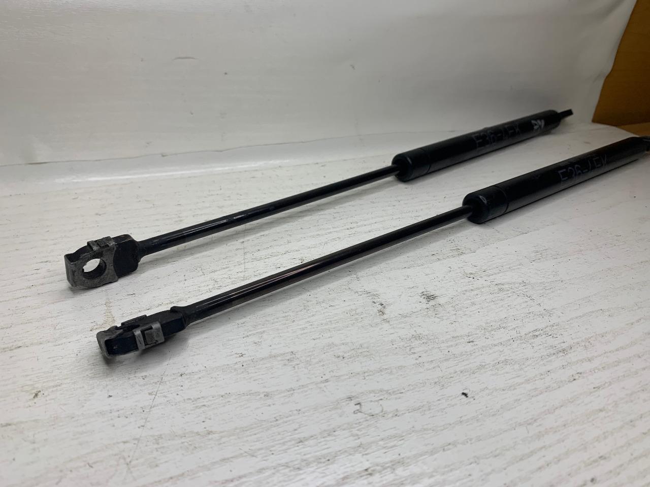 Vérin capot BMW E 36 LesAnciennes.com