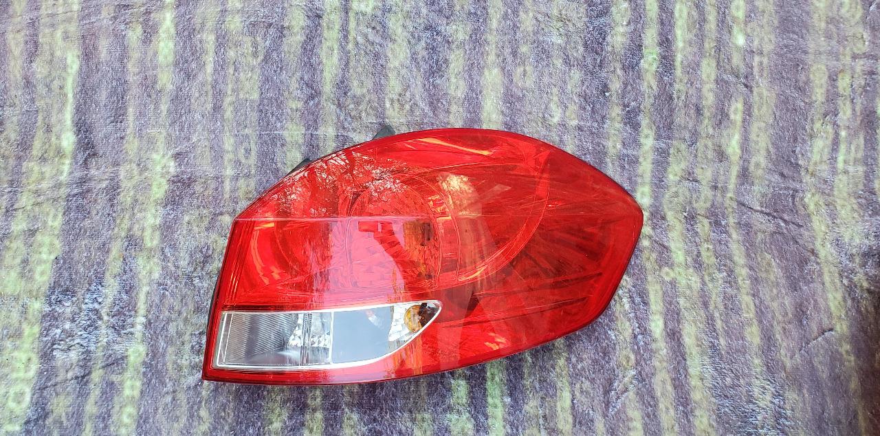 Feu arrière droit / passager RENAULT CLIO 3 ESTATE LesAnciennes.com