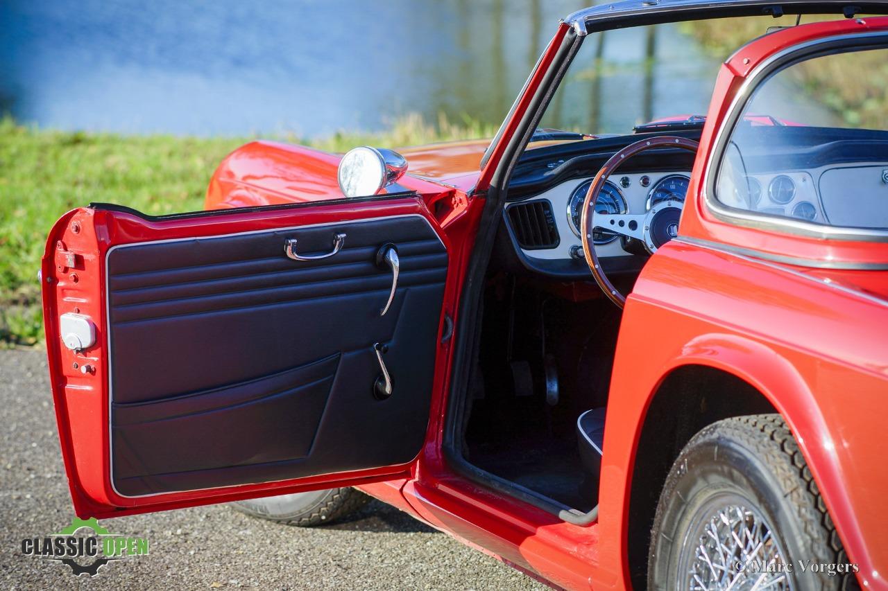 TRIUMPH TR4 Surrey Top - 1962 LesAnciennes.com